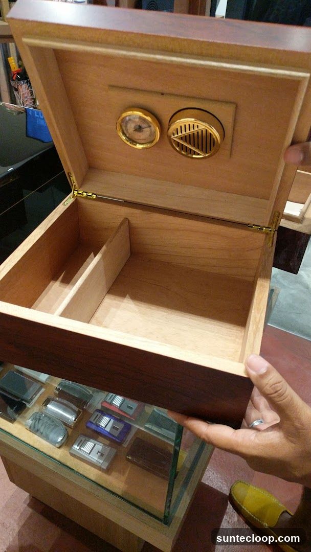 Humidor with Hygrometer and Humidifier