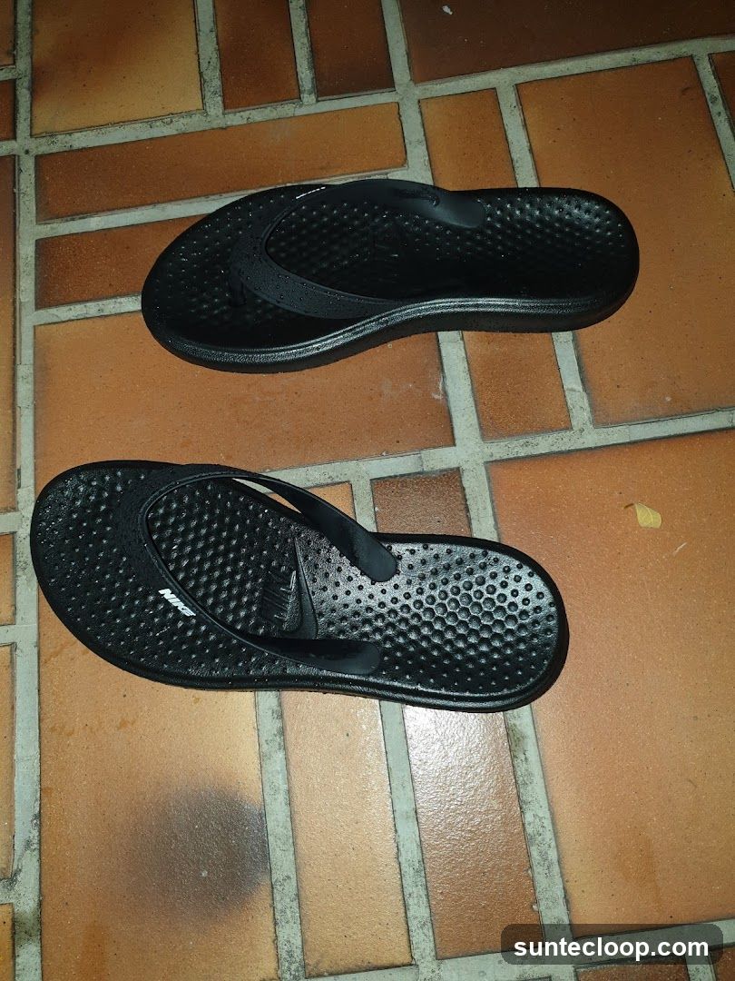 Black Nike Flip-Flops