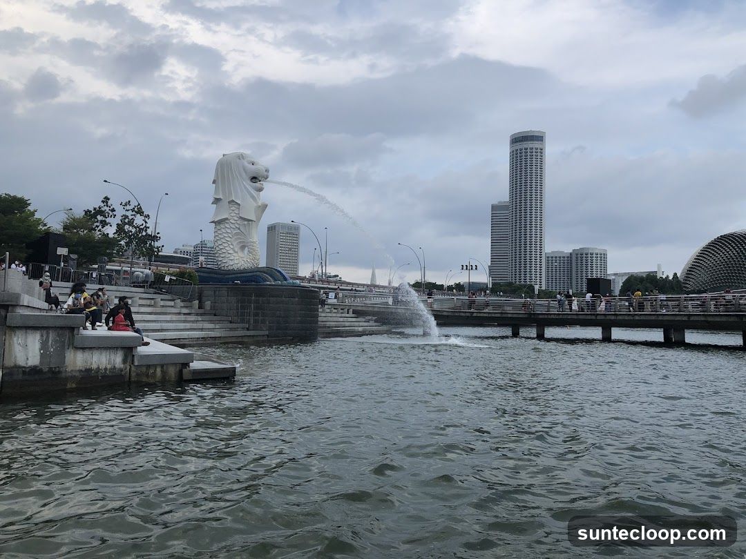 Merlion Fountain and Singapore Skyline